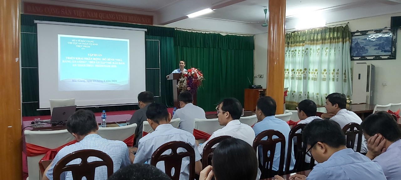 Lãnh đạo Chi cục An toàn vệ sinh thực phẩm tỉnh Bắc Giang dự và chỉ đạo lớp tập huấn kiến thức, pháp luật về ATTP năm 2019 ngày 19/6/2020